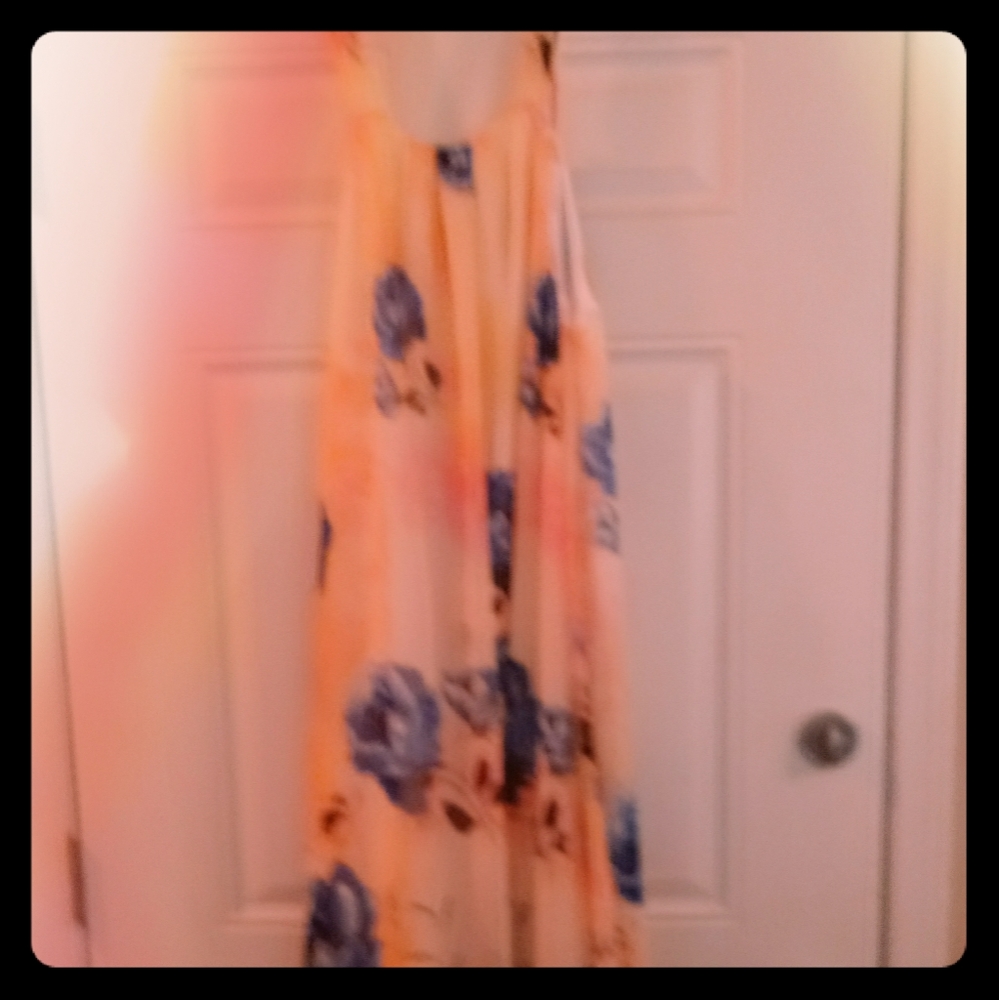 Maxi dress in pastels ties in back. Adorable